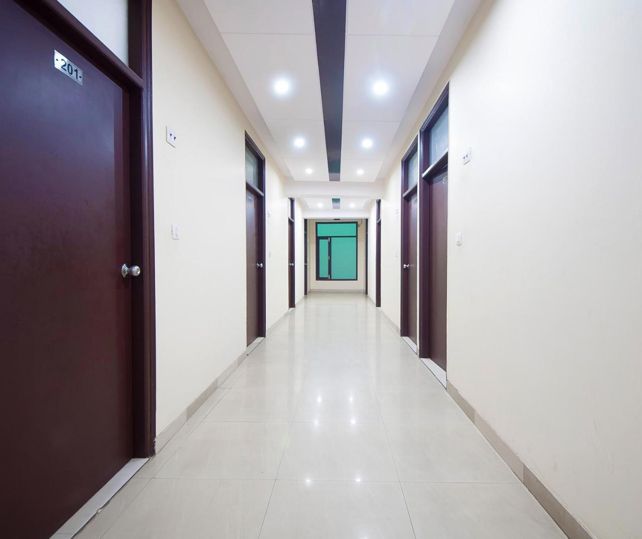Hotel O Mahipalpur Inn Új-Delhi Kültér fotó